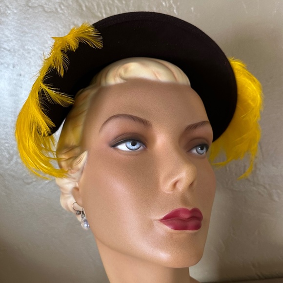 GRACEFUL1940s\' BROWN FELT HALF CAP WITH MAGNIFICENT YELLOW FEATHERS main image 12